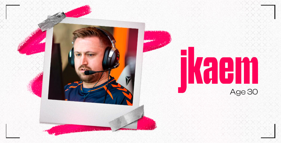 jkaem wearing gaming headset